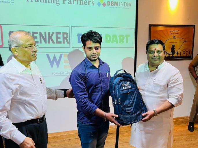 Warehouse companies in Bhiwandi will get trained workers | भिवंडीतील गोदाम कंपन्यांना मिळणार प्रशिक्षित कामगार Warehouse companies in Bhiwandi will get trained workers | भिवंडीतील गोदाम कंपन्यांना मिळणार प्रशिक्षित कामगार