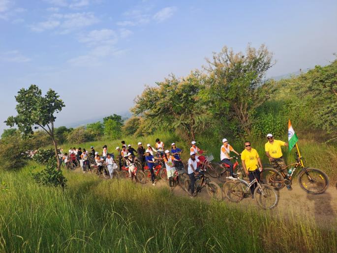 280 cycles circumambulated the Lonar Lake | २८० सायकल स्वरांनी केली लोणार सरोवराची परिक्रमा 280 cycles circumambulated the Lonar Lake | २८० सायकल स्वरांनी केली लोणार सरोवराची परिक्रमा