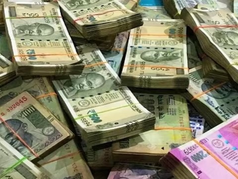 man transfer 2000 rupees to friend and get 753 crore rupees in his bank account | याला म्हणतात नशीब! मित्राला उसने दिले 2 हजार आणि खात्यात आले तब्बल 753 कोटी man transfer 2000 rupees to friend and get 753 crore rupees in his bank account | याला म्हणतात नशीब! मित्राला उसने दिले 2 हजार आणि खात्यात आले तब्बल 753 कोटी