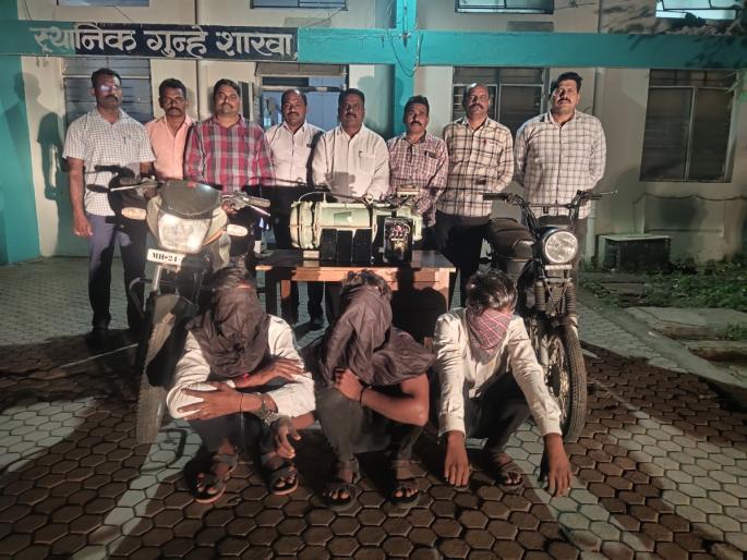 Three accused arrested in theft crime | चाेरीच्या गुन्ह्यातील तीन सराईत आराेपींना अटक Three accused arrested in theft crime | चाेरीच्या गुन्ह्यातील तीन सराईत आराेपींना अटक