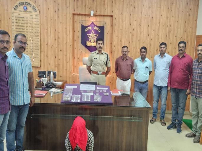 Three burglaries in Hingoli town revealed; One arrested, the search for the three is underway | हिंगोली शहरातील तीन घरफोड्या उघडकीस; एक अटकेत, तिघांचा शोध सुरू Three burglaries in Hingoli town revealed; One arrested, the search for the three is underway | हिंगोली शहरातील तीन घरफोड्या उघडकीस; एक अटकेत, तिघांचा शोध सुरू
