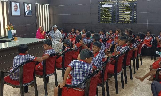 The students held a district council in the school to get a teacher | शिक्षक मिळावा यासाठी विद्यार्थ्यांनी जिल्हा परिषेदत भरवली शाळा The students held a district council in the school to get a teacher | शिक्षक मिळावा यासाठी विद्यार्थ्यांनी जिल्हा परिषेदत भरवली शाळा