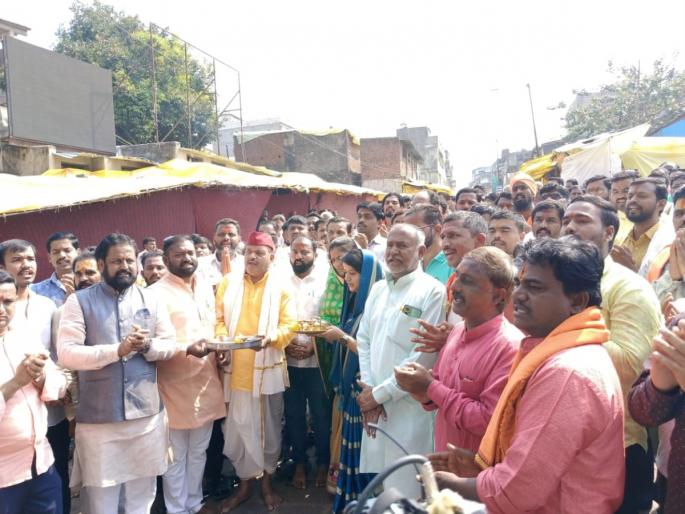 Argument of Darshan Mandap in Development Plan; Priests, traders closed Tuljapur | विकास आराखड्यात दर्शन मंडपाचा वाद; पुजारी, व्यापाऱ्यांनी तुळजापूर केले बंद Argument of Darshan Mandap in Development Plan; Priests, traders closed Tuljapur | विकास आराखड्यात दर्शन मंडपाचा वाद; पुजारी, व्यापाऱ्यांनी तुळजापूर केले बंद