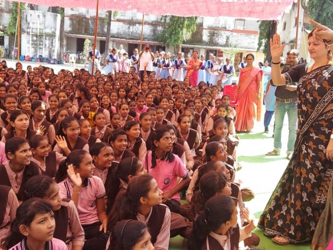 Daughters, keep the parents' faith - Rupali Chakankar; Interaction with students | मुलींनो, पालकांचा विश्वास जपा - रुपाली चाकणकर; विद्यार्थिनींशी साधला संवाद Daughters, keep the parents' faith - Rupali Chakankar; Interaction with students | मुलींनो, पालकांचा विश्वास जपा - रुपाली चाकणकर; विद्यार्थिनींशी साधला संवाद