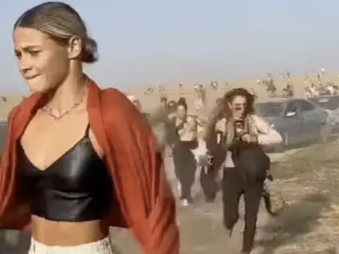 middle east israel palestine conflict hamas terrorist music fest attack video woman tell horrifying story | "7 तास मृतदेहांच्या ढिगाऱ्यात लपून बसली..."; महिलेने सांगितला अंगावर काटा आणणारा अनुभव middle east israel palestine conflict hamas terrorist music fest attack video woman tell horrifying story | "7 तास मृतदेहांच्या ढिगाऱ्यात लपून बसली..."; महिलेने सांगितला अंगावर काटा आणणारा अनुभव