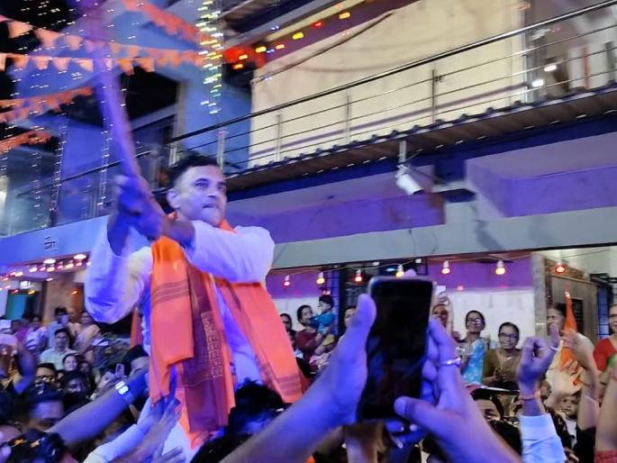 Bomb blast accused Vaibhav Raut received a warm welcome in the city | बॉम्बस्फोटातील आरोपी वैभव राऊतचे शहरात जंगी स्वागत Bomb blast accused Vaibhav Raut received a warm welcome in the city | बॉम्बस्फोटातील आरोपी वैभव राऊतचे शहरात जंगी स्वागत