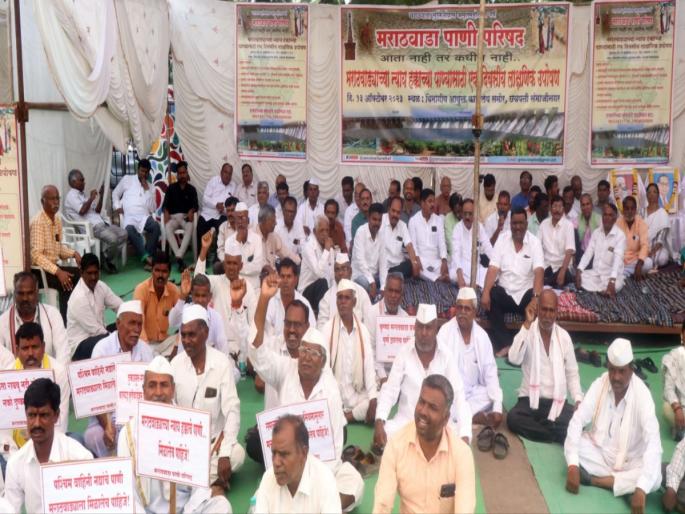 Marathwada Pani Parishad on symbolic fast to demand release of water from Jayakwadi Dam | जायकवाडी धरणात पाणी सोडण्याच्या मागणीसाठी मराठवाडा पाणी परिषदेचे लाक्षणिक उपोषण Marathwada Pani Parishad on symbolic fast to demand release of water from Jayakwadi Dam | जायकवाडी धरणात पाणी सोडण्याच्या मागणीसाठी मराठवाडा पाणी परिषदेचे लाक्षणिक उपोषण