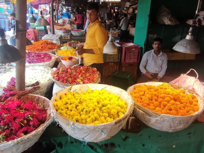In Navratri, Leeli flower rate increase in kalyan market | नवरात्रीत ‘लीली’ने खाल्ला भाव, झेंडूच्या फुलांसह इतर फुलांना बाजारपेठेत मोठी मागणी In Navratri, Leeli flower rate increase in kalyan market | नवरात्रीत ‘लीली’ने खाल्ला भाव, झेंडूच्या फुलांसह इतर फुलांना बाजारपेठेत मोठी मागणी