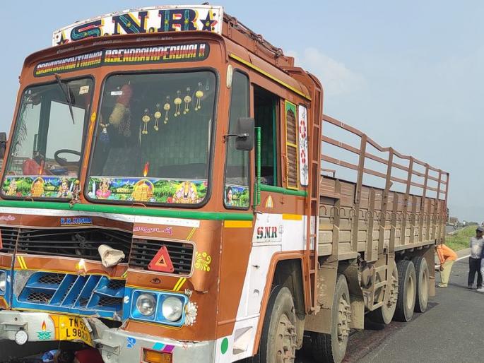 Bikers crushed by truck near Visarwadi village, two killed, one seriously injured | विसरवाडी गावाजवळ ट्रकने दुचाकीस्वारांना चिरडले, दोन ठार, एक गंभीर जखमी Bikers crushed by truck near Visarwadi village, two killed, one seriously injured | विसरवाडी गावाजवळ ट्रकने दुचाकीस्वारांना चिरडले, दोन ठार, एक गंभीर जखमी