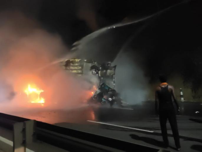 Container fire near Swaminarayan temple; Three people died in the fire,Pune | कंटेनरला धडक दिल्याने ट्रकचा भीषण अपघात; घटनेनंतर आगीत चौघांचा होरपळून जागीच मृत्यू Container fire near Swaminarayan temple; Three people died in the fire,Pune | कंटेनरला धडक दिल्याने ट्रकचा भीषण अपघात; घटनेनंतर आगीत चौघांचा होरपळून जागीच मृत्यू