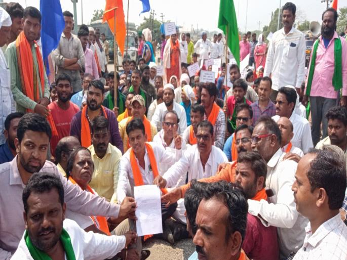 Works will not start even after giving start order; block Shiv Sena's way for basic facilities | कार्यारंभ आदेश देऊनही कामे सुरू होईनात; मूलभूत सुविधांसाठी शिवसेनेचा रास्ता रोको Works will not start even after giving start order; block Shiv Sena's way for basic facilities | कार्यारंभ आदेश देऊनही कामे सुरू होईनात; मूलभूत सुविधांसाठी शिवसेनेचा रास्ता रोको