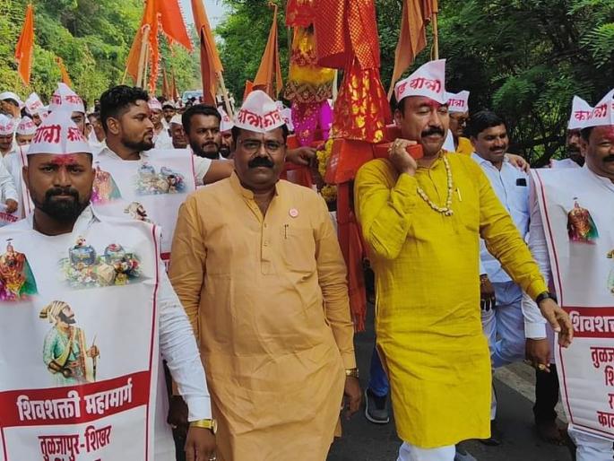 Kavadyatra was taken out for the construction of Tuljapur to Shingnapur highway | तुळजापूर ते शिंगणापूर महामार्ग व्हावा म्हणून काढली कावडयात्रा Kavadyatra was taken out for the construction of Tuljapur to Shingnapur highway | तुळजापूर ते शिंगणापूर महामार्ग व्हावा म्हणून काढली कावडयात्रा