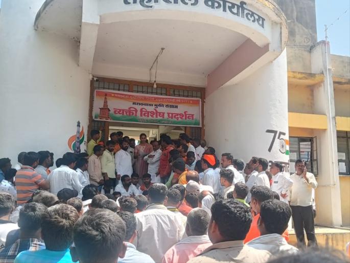 'Maratha reservation first, election later'; Boycott of Umri Villagers on Gram Panchayat Elections | 'आधी मराठा आरक्षण, नंतर निवडणूक'; ग्रामपंचायत निवडणुकीवर उमरी ग्रामस्थांचा बहिष्कार 'Maratha reservation first, election later'; Boycott of Umri Villagers on Gram Panchayat Elections | 'आधी मराठा आरक्षण, नंतर निवडणूक'; ग्रामपंचायत निवडणुकीवर उमरी ग्रामस्थांचा बहिष्कार