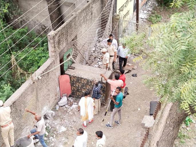 Smoky leopard trapped in Kopargaon, five-hour rescue operation | कोपरगावात धुमाकूळ घालणारा बिबट्या जेरबंद, पाच तासांचे रेस्क्यू ऑपरेशन Smoky leopard trapped in Kopargaon, five-hour rescue operation | कोपरगावात धुमाकूळ घालणारा बिबट्या जेरबंद, पाच तासांचे रेस्क्यू ऑपरेशन