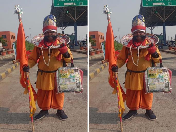 Unique devotion! Four hundred kilometers reversed journey; The activity has been going on for 20 years | अनोखी भक्ती! तुळजाभवानीच्या दर्शनासाठी दरवर्षी ४०० किलोमीटर उलट पावली यात्रा