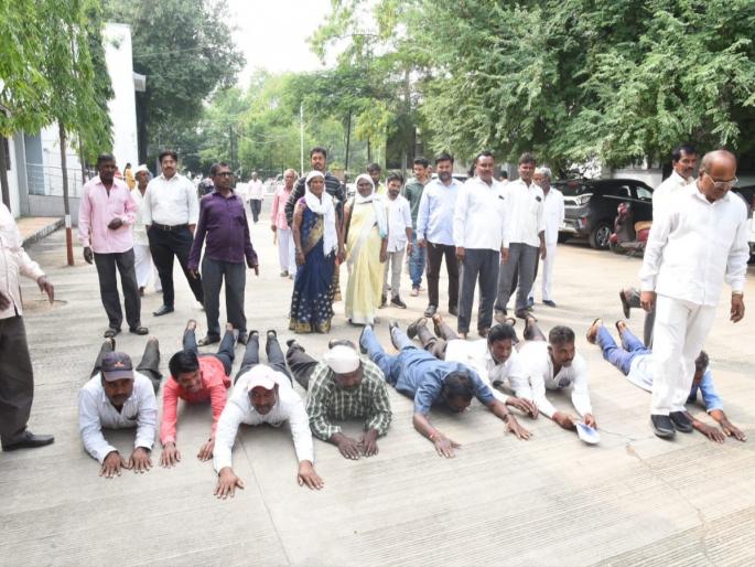 Even in villages, give two and a half lakhs for a house; Lotangan Aandolan in front of Collector Office of Dharashiv | खेड्यांतही घरकुलासाठी अडीच लाख द्या; कलेक्टर ऑफिससमोर लाेटांगण आंदाेलन Even in villages, give two and a half lakhs for a house; Lotangan Aandolan in front of Collector Office of Dharashiv | खेड्यांतही घरकुलासाठी अडीच लाख द्या; कलेक्टर ऑफिससमोर लाेटांगण आंदाेलन
