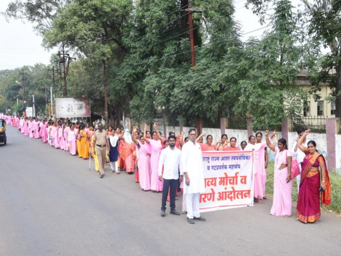 Group promoters, Asha Sevaks march on Zilla Parishad Dharashiv; Strong slogans against the government | गटप्रवर्तक, आशा सेविकांचा जिल्हा परिषदेवर मोर्चा; शासनाविरोधात जोरदार घोषणाबाजी Group promoters, Asha Sevaks march on Zilla Parishad Dharashiv; Strong slogans against the government | गटप्रवर्तक, आशा सेविकांचा जिल्हा परिषदेवर मोर्चा; शासनाविरोधात जोरदार घोषणाबाजी
