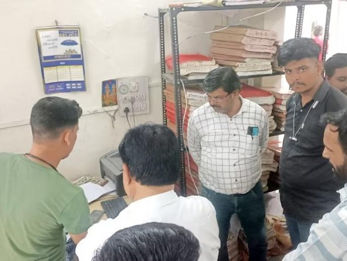 young man cheated businessmen by pretending to be paytm employee in shajapur | बापरे! Paytm चा कर्मचारी असल्याचं भासवून 100 दुकानदारांना घातला 3 कोटींचा गंडा young man cheated businessmen by pretending to be paytm employee in shajapur | बापरे! Paytm चा कर्मचारी असल्याचं भासवून 100 दुकानदारांना घातला 3 कोटींचा गंडा