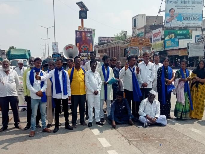 'Rasta Roko' by Fakira Brigade; Demand for cancellation of school adoption scheme | फकिरा ब्रिगेडतर्फे ‘रास्ता रोको’; शाळा दत्तक योजना रद्द करण्याची मागणी 'Rasta Roko' by Fakira Brigade; Demand for cancellation of school adoption scheme | फकिरा ब्रिगेडतर्फे ‘रास्ता रोको’; शाळा दत्तक योजना रद्द करण्याची मागणी