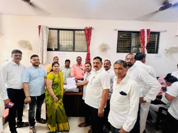 Rain of applications for 17 gram panchayat elections, 582 applications for 175 members | 17 ग्रामपंचायतीच्या निवडणुकीसाठी अर्जाचा पाऊस, 175 सदस्यांसाठी 582 अर्ज Rain of applications for 17 gram panchayat elections, 582 applications for 175 members | 17 ग्रामपंचायतीच्या निवडणुकीसाठी अर्जाचा पाऊस, 175 सदस्यांसाठी 582 अर्ज