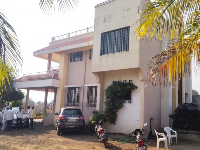 Shocking! The four barged into the house, stabbing the woman as she resisted | धक्कादायक! चाेरटे घरात घुसले, प्रतिकार करताच महिलेवर चाकूने वार Shocking! The four barged into the house, stabbing the woman as she resisted | धक्कादायक! चाेरटे घरात घुसले, प्रतिकार करताच महिलेवर चाकूने वार