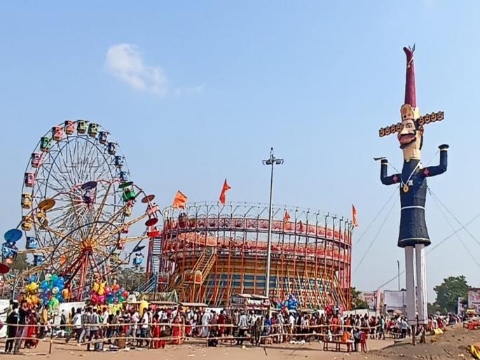 A 51 feet effigy of Ravana will be cremated at the Ramlila Maidan of Hingoli | हिंगोलीत ५१ फुटी रावणाचे होणार दहन; रामलीला मैदान गर्दीने फुलले A 51 feet effigy of Ravana will be cremated at the Ramlila Maidan of Hingoli | हिंगोलीत ५१ फुटी रावणाचे होणार दहन; रामलीला मैदान गर्दीने फुलले