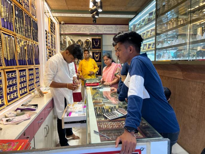 minimum response to buy gold on dasara muhurt , traders worried | बाजारपेठेतील सोन्याची झळाली हरपली, व्यापारी चिंतेत minimum response to buy gold on dasara muhurt , traders worried | बाजारपेठेतील सोन्याची झळाली हरपली, व्यापारी चिंतेत