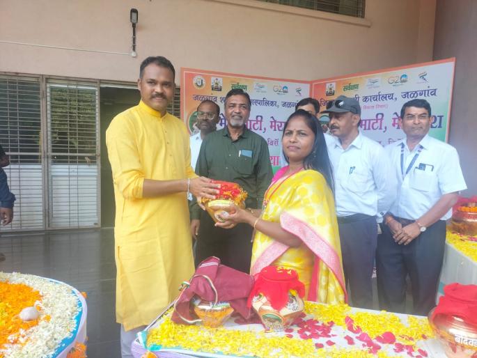 "Majhi Mati, Maja Desh", Amrit Kalash containing city soil left for Mumbai | "माझी माती, माझा देश", शहरातील माती असलेला अमृत कलश मुंबईला रवाना "Majhi Mati, Maja Desh", Amrit Kalash containing city soil left for Mumbai | "माझी माती, माझा देश", शहरातील माती असलेला अमृत कलश मुंबईला रवाना