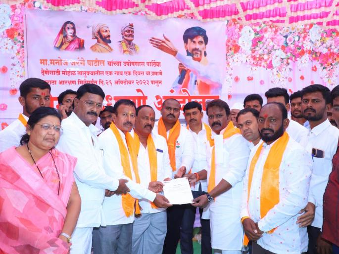 Leaders banned in 21 villages for Maratha reservation, agitation until one village gets reservation as per day | मराठा आरक्षणासाठी २१ गावांत नेत्यांना बंदी, एक गाव एक दिवसप्रमाणे आरक्षण मिळेपर्यंत आंदोलन Leaders banned in 21 villages for Maratha reservation, agitation until one village gets reservation as per day | मराठा आरक्षणासाठी २१ गावांत नेत्यांना बंदी, एक गाव एक दिवसप्रमाणे आरक्षण मिळेपर्यंत आंदोलन