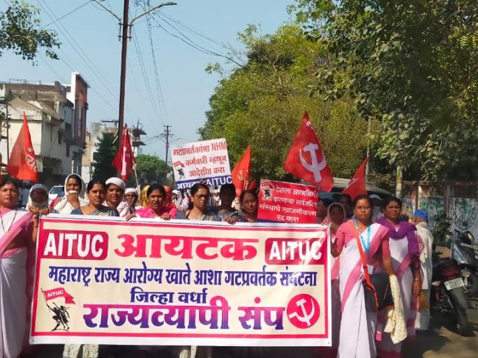 Health services in the state on saline due to strike by contract workers | कंत्राटी कर्मचाऱ्यांच्या संपामुळे राज्यातील आरोग्य सेवा सलाईनवर Health services in the state on saline due to strike by contract workers | कंत्राटी कर्मचाऱ्यांच्या संपामुळे राज्यातील आरोग्य सेवा सलाईनवर