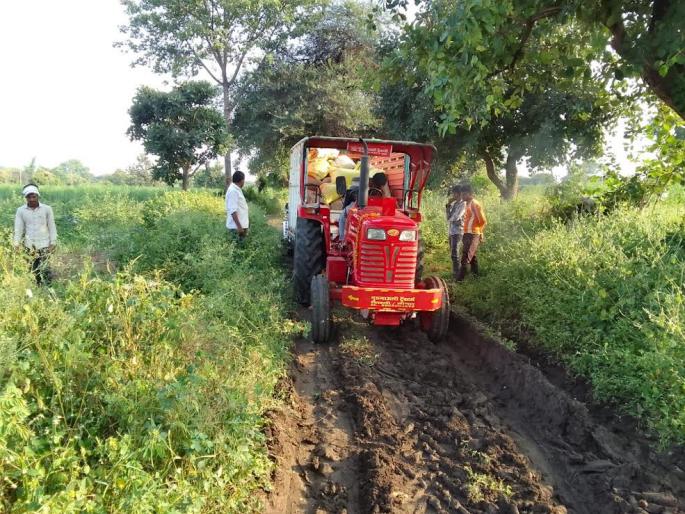 Vehicles get stuck on the road, how to transport the goods from the farm to the house? | रस्त्यात फसतात वाहने, शेतातून माल घरापर्यंत न्यायचा कसा? Vehicles get stuck on the road, how to transport the goods from the farm to the house? | रस्त्यात फसतात वाहने, शेतातून माल घरापर्यंत न्यायचा कसा?