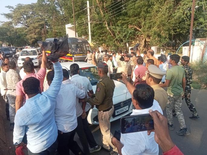'Shinde Samiti Go Back'; Reservation committee car stopped in Dharashiv, black flags displayed | video:'शिंदे समिति गो बॅक'; धाराशिवमध्ये आरक्षण समितीची गाडी अडविली,काळे झेंडे दाखवले 'Shinde Samiti Go Back'; Reservation committee car stopped in Dharashiv, black flags displayed | video:'शिंदे समिति गो बॅक'; धाराशिवमध्ये आरक्षण समितीची गाडी अडविली,काळे झेंडे दाखवले