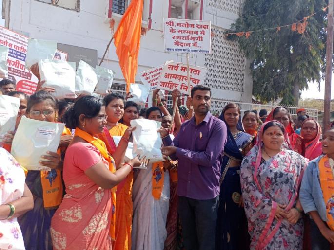 gift of saree- bangles sent to maratha MLA- MPs ; Aggressive movement of women | मराठा आमदार- खासदारांना पाठवला साडीचोळी- बांगड्यांचा आहेर; महिलांचे आक्रमक आंदोलन gift of saree- bangles sent to maratha MLA- MPs ; Aggressive movement of women | मराठा आमदार- खासदारांना पाठवला साडीचोळी- बांगड्यांचा आहेर; महिलांचे आक्रमक आंदोलन