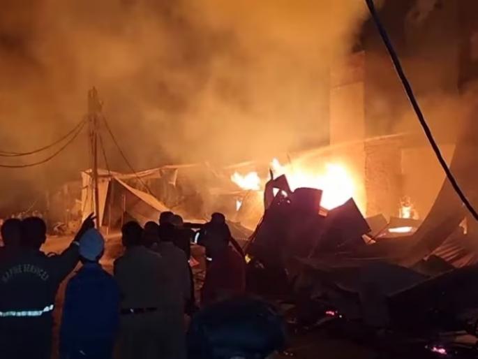 massive fire broke out in firozabad 150 shops burnt down loss worth crores feared wood market | भयंकर! फिरोजाबादमध्ये भीषण आग; 150 दुकानं जळून खाक, कोट्यवधींचं नुकसान