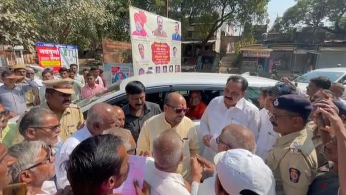 The anger of farmers! The convoy of Minister Gulabrao Patil and Anil Patal was intercepted | शेतकऱ्यांचा संताप! मंत्री गुलाबराव पाटील आणि अनिल पाटलांचा ताफा रोखला The anger of farmers! The convoy of Minister Gulabrao Patil and Anil Patal was intercepted | शेतकऱ्यांचा संताप! मंत्री गुलाबराव पाटील आणि अनिल पाटलांचा ताफा रोखला