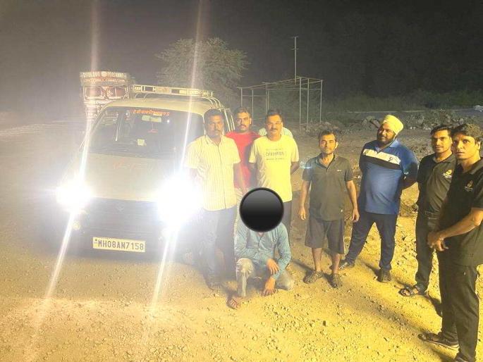 On the Mumbai-Goa highway, the police seized over two kilos of ganja, one person was detained | मुंबई-गोवा महामार्गावर पोलिसांनी पावणेदोन किलो गांजा पकडला, एकजण ताब्यात  On the Mumbai-Goa highway, the police seized over two kilos of ganja, one person was detained | मुंबई-गोवा महामार्गावर पोलिसांनी पावणेदोन किलो गांजा पकडला, एकजण ताब्यात