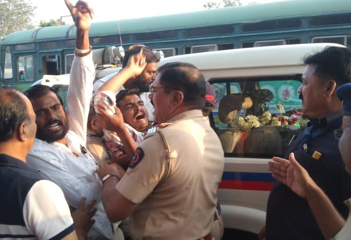 "Go back go back" Vikhe-Patil go back", the trio chanted as Vikhe-Patil arrived. | "परत जा परत जा' विखे-पाटील परत जा", विखे-पाटील येताच तिघांची घोषणाबाजी "Go back go back" Vikhe-Patil go back", the trio chanted as Vikhe-Patil arrived. | "परत जा परत जा' विखे-पाटील परत जा", विखे-पाटील येताच तिघांची घोषणाबाजी