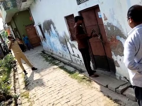 elderly man made hostage for two months by daughter and daughter in law in sitapur | संतापजनक! पेन्शनसाठी सून आणि मुलीने वृद्धाला ठेवलं कोंडून, 2 महिन्यांनी उघडलं कुलूप पण... elderly man made hostage for two months by daughter and daughter in law in sitapur | संतापजनक! पेन्शनसाठी सून आणि मुलीने वृद्धाला ठेवलं कोंडून, 2 महिन्यांनी उघडलं कुलूप पण...