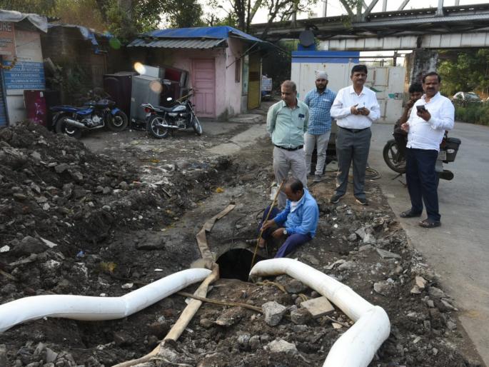 ONGC takes up the water leakage work of the railway bridge on a war footing | एमजेपीला आली जाग, ओएनजीसी रेल्वे पुलाच्या पाणीगळतीचे काम युद्धपातळीवर हाती ONGC takes up the water leakage work of the railway bridge on a war footing | एमजेपीला आली जाग, ओएनजीसी रेल्वे पुलाच्या पाणीगळतीचे काम युद्धपातळीवर हाती