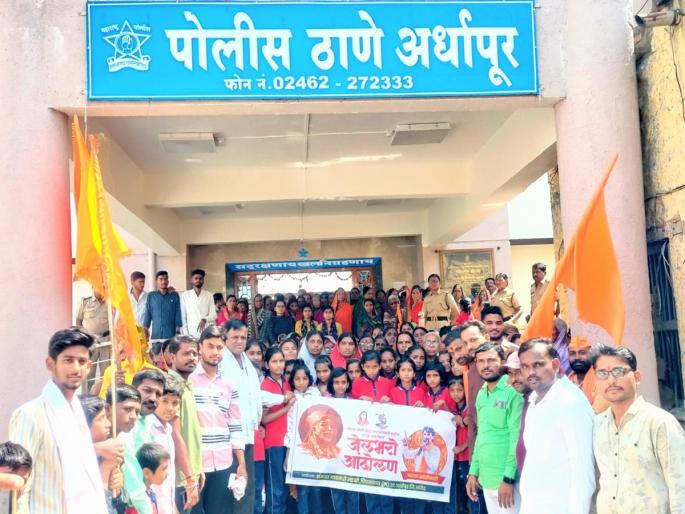 Jail bharo for Maratha reservation! villagers has set on a Ardhapur police station | आरक्षणासाठी जेलभरो! अख्या गावाने पोलीस ठाण्यातच मांडले ठाण Jail bharo for Maratha reservation! villagers has set on a Ardhapur police station | आरक्षणासाठी जेलभरो! अख्या गावाने पोलीस ठाण्यातच मांडले ठाण
