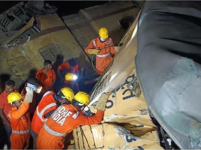 vizianagaram train accident eyewitness told how terrible scene was at time of andhra accident | "मुलगी वरच्या बर्थवरून खाली पडली, किंकाळ्या, चेंगराचेंगरी अन्..."; थरकाप उडवणारी घटना vizianagaram train accident eyewitness told how terrible scene was at time of andhra accident | "मुलगी वरच्या बर्थवरून खाली पडली, किंकाळ्या, चेंगराचेंगरी अन्..."; थरकाप उडवणारी घटना