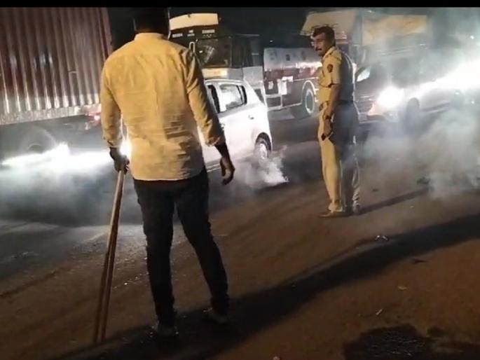 A case has been registered against 19 people in Solapur for blocking the road by burning tires on the highway | हायवेवर टायर जाळून रस्ता रोको केल्याबद्दल सोलापुरात १९ जणांविरुद्ध गुन्हा दाखल A case has been registered against 19 people in Solapur for blocking the road by burning tires on the highway | हायवेवर टायर जाळून रस्ता रोको केल्याबद्दल सोलापुरात १९ जणांविरुद्ध गुन्हा दाखल