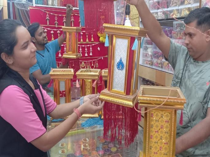 This year 'Made in Chhatrapati Sambhajinagar' 3D sky lantern will be eye catching | 'चायना मेड'वर वरचढ ठरताय 'मेड इन छत्रपती संभाजीनगर'चे नावीन्यपूर्ण आकाशकंदील This year 'Made in Chhatrapati Sambhajinagar' 3D sky lantern will be eye catching | 'चायना मेड'वर वरचढ ठरताय 'मेड इन छत्रपती संभाजीनगर'चे नावीन्यपूर्ण आकाशकंदील