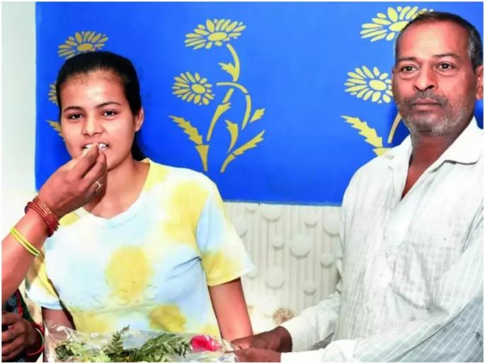 truck mechanic aughter cracked neet used to walk 3 km daily to save 10 rupees | ट्रक मेकॅनिकच्या मुलीने क्रॅक केली NEET; 10 रुपये वाचवण्यासाठी दररोज 3 किमी पायी प्रवास truck mechanic aughter cracked neet used to walk 3 km daily to save 10 rupees | ट्रक मेकॅनिकच्या मुलीने क्रॅक केली NEET; 10 रुपये वाचवण्यासाठी दररोज 3 किमी पायी प्रवास