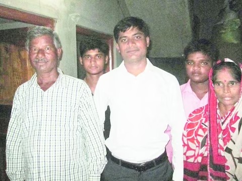 poor farmer son hrudaya kumar das become irs officer crack civil service exam third attampet | शाब्बास पोरा! वडिलांनी जमीन विकून शिकवलं; लेकाने कष्टाचं सोनं केलं, झाला अधिकारी poor farmer son hrudaya kumar das become irs officer crack civil service exam third attampet | शाब्बास पोरा! वडिलांनी जमीन विकून शिकवलं; लेकाने कष्टाचं सोनं केलं, झाला अधिकारी