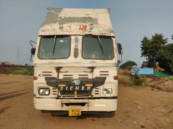 Dhoom style theft on Solapur-Dhule highway; Expensive 7 sports bikes piled up blocking the container | सोलापूर-धुळे महामार्गावर 'धूम' स्टाइल चोरी; कंटेनर अडवत महागड्या ७ स्पोर्ट्स बाइक लंपास Dhoom style theft on Solapur-Dhule highway; Expensive 7 sports bikes piled up blocking the container | सोलापूर-धुळे महामार्गावर 'धूम' स्टाइल चोरी; कंटेनर अडवत महागड्या ७ स्पोर्ट्स बाइक लंपास
