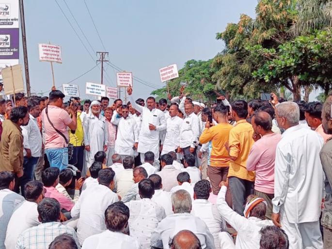 Release water in Jayakwadi Dam; Paithan- Chhatrapati Sambhaji Nagar road roadblock | जायकवाडी धरणात पाणी सोडा; शेतकऱ्यांनी पैठण- छत्रपती संभाजीनगर रोड केला बंद Release water in Jayakwadi Dam; Paithan- Chhatrapati Sambhaji Nagar road roadblock | जायकवाडी धरणात पाणी सोडा; शेतकऱ्यांनी पैठण- छत्रपती संभाजीनगर रोड केला बंद