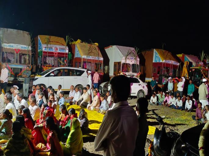 Different Diwali; Simultaneous Lakshmi Pujan of 250 containers at time, sugarcane workers children changed the face of the village with hard work | एकाचवेळी २५० कंटेनरचे लक्ष्मीपूजन; उसतोड मंजुरांच्या मुलांनी कष्टाने गावाची ओळख बदलली