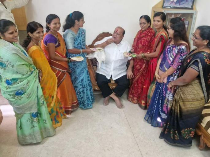 Minister Hasan Mushrif was waved by giving a piece of bread | मंत्री हसन मुश्रीफ यांना खर्डा-भाकर देऊन ओवाळणी Minister Hasan Mushrif was waved by giving a piece of bread | मंत्री हसन मुश्रीफ यांना खर्डा-भाकर देऊन ओवाळणी