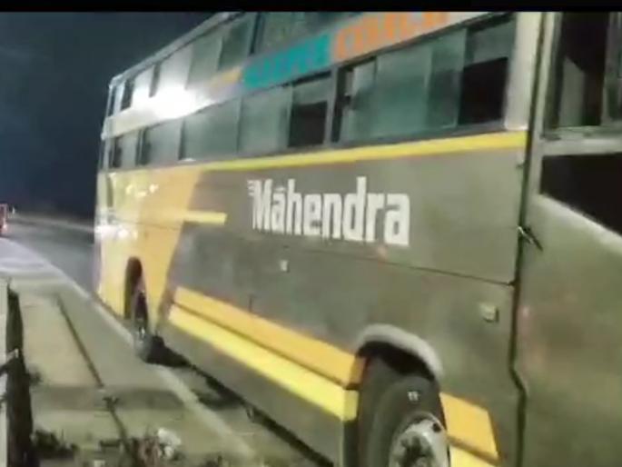 A speeding private bus crushed three people on a two-wheeler | भरधाव खासगी बसने दुचाकीवरील तिघांना चिरडले A speeding private bus crushed three people on a two-wheeler | भरधाव खासगी बसने दुचाकीवरील तिघांना चिरडले
